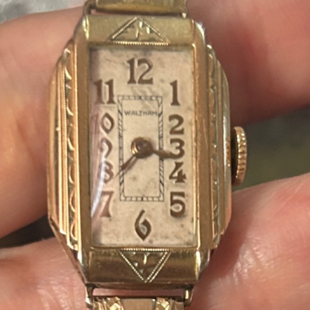 Gold Tone Vintage Waltham Watch antique runs 17 Jewels Keeps time 1930’s